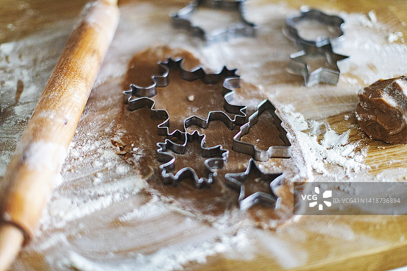圣诞姜饼饼干的饼干切割器和面团特写图片素材