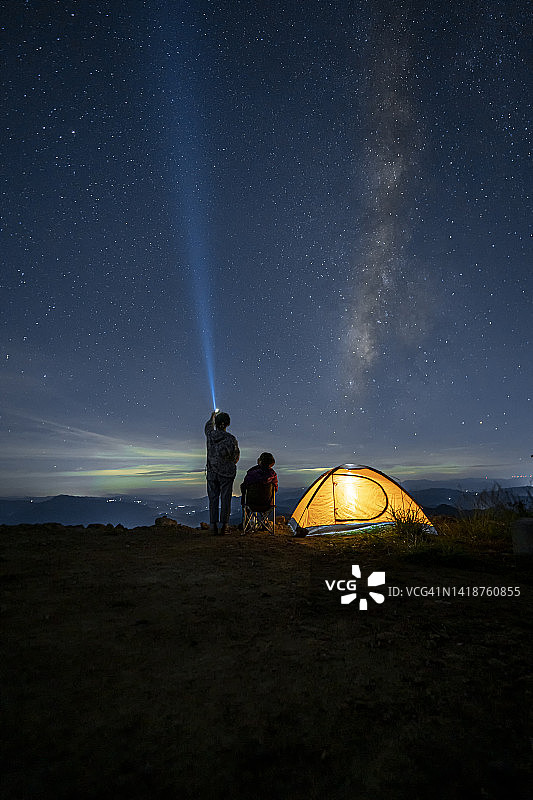 夜空下，两人相伴图片素材