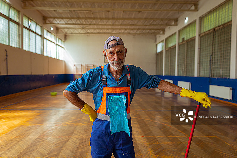 学校体育馆的清洁工图片素材