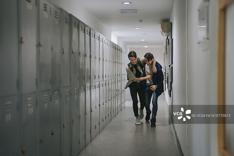 放学后在储物柜区走廊里行走的两个好朋友图片素材
