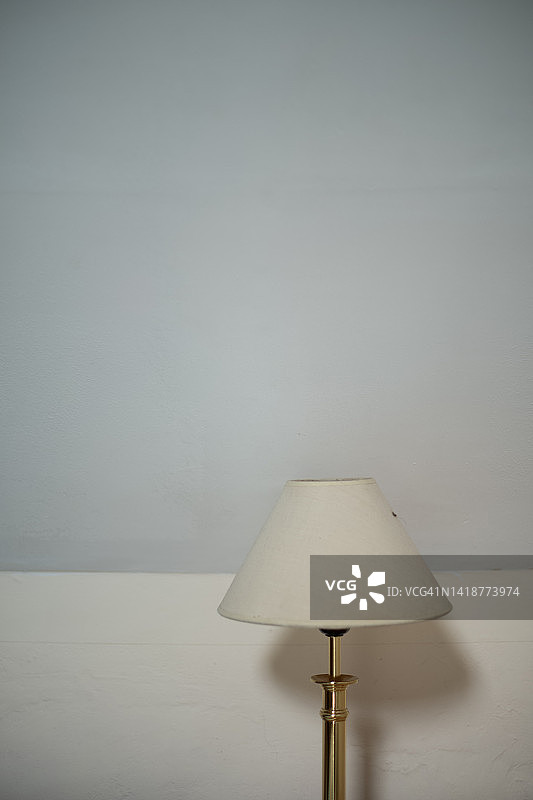 床头柜上的简约台灯图片图片素材