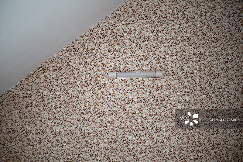 老式泛黄墙纸和老式壁灯图片素材