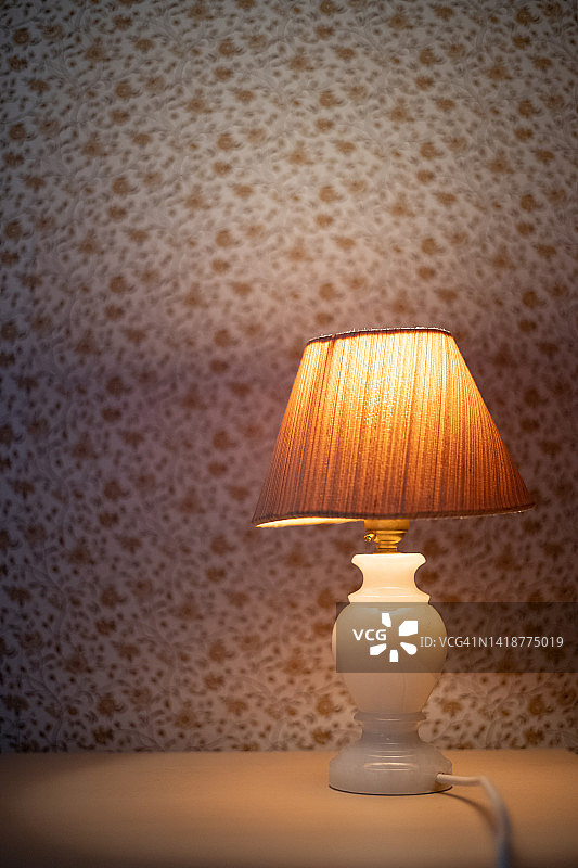 复古花卉壁纸前的复古灯图片素材