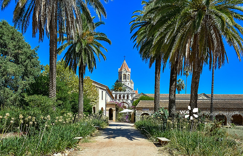 法国戛纳蓝色海岸莱兰群岛圣奥诺拉岛莱兰修道院景色图片素材