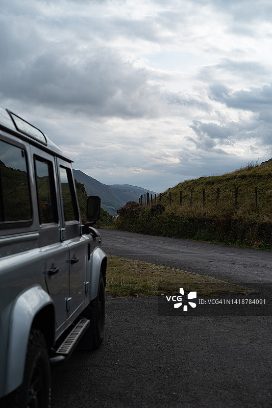 威尔士风景中的汽车图片素材