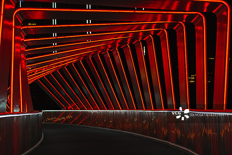夜间人行天桥照明效果图片素材