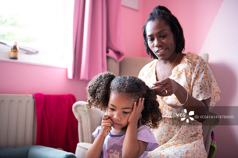 母亲给女儿梳理头发图片素材