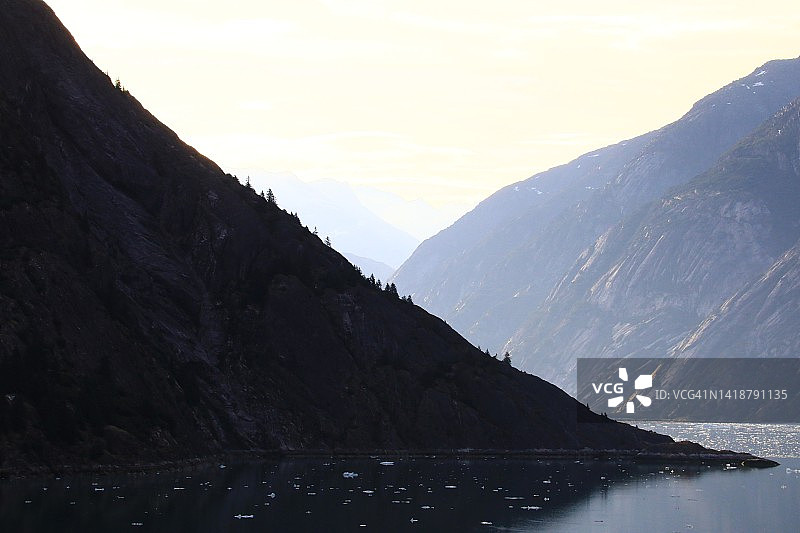 靠近道斯冰川峡湾入口图片素材