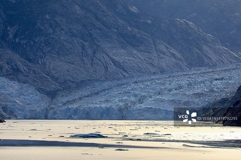 峡湾入口的道斯冰川图片素材
