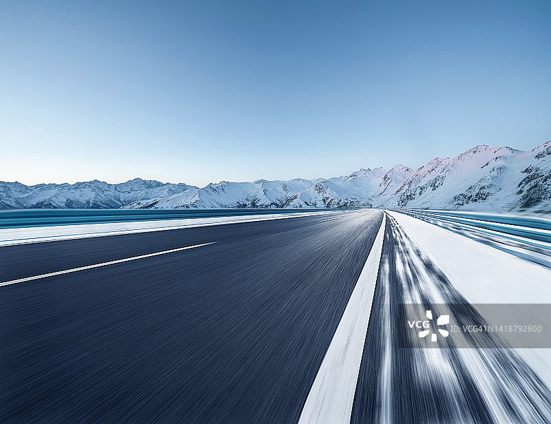 雪山黄昏时分高速公路的广角低角度模糊视图图片素材
