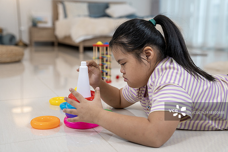 患有唐氏综合征的年轻女孩在家玩耍图片素材