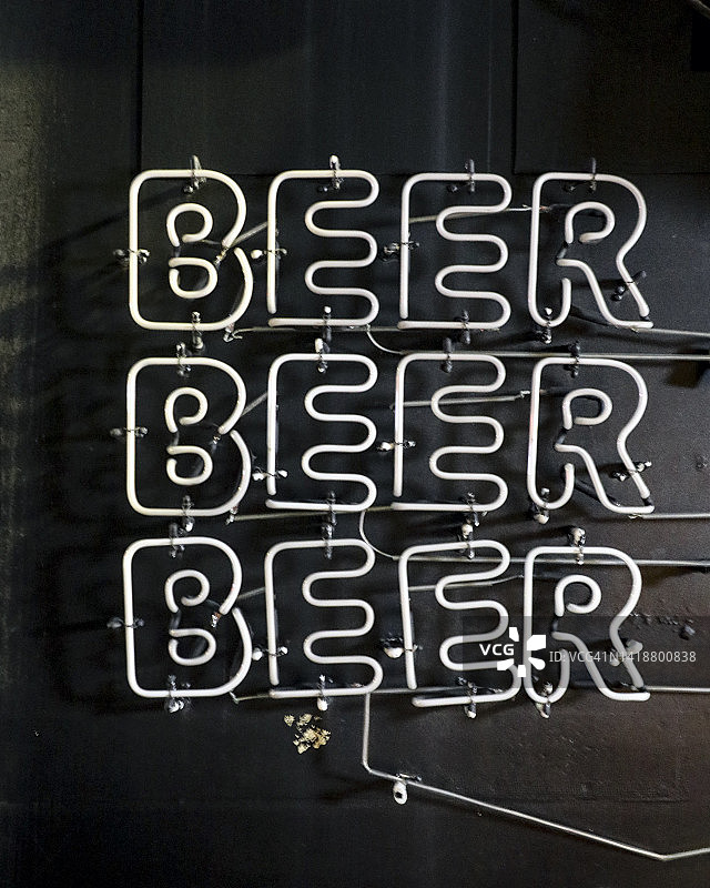 闲置的啤酒霓虹灯标志图片素材