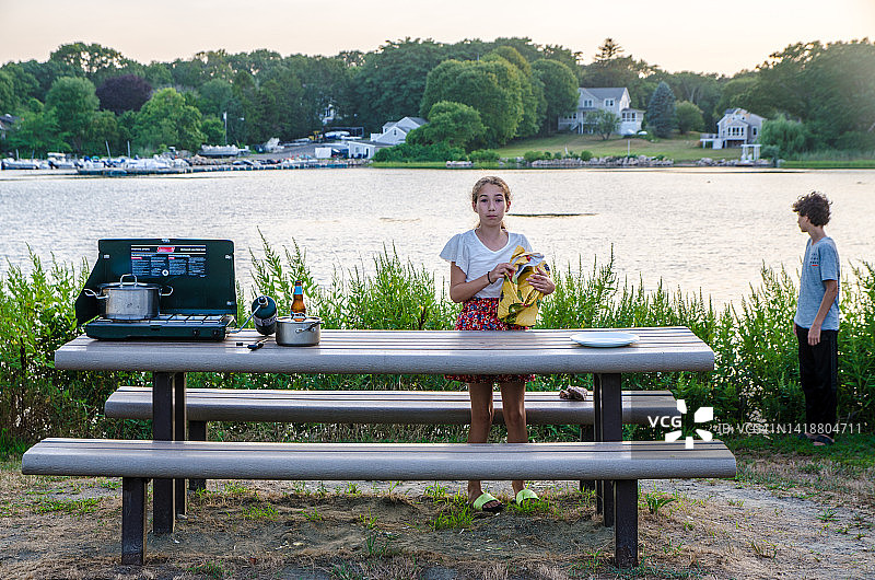 年轻女孩准备户外野餐图片素材