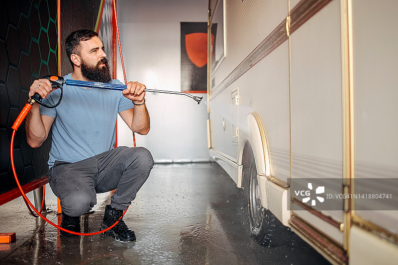 男人清洗房车图片素材