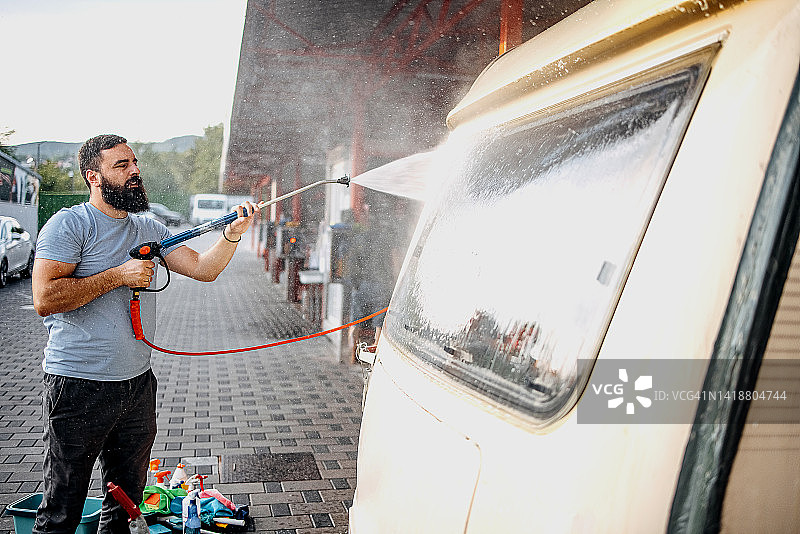 男人清洗房车图片素材