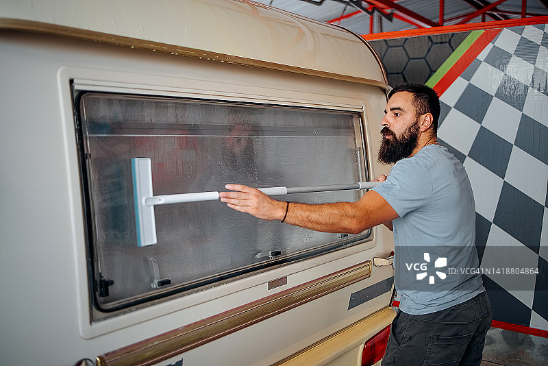 男人擦窗户图片素材