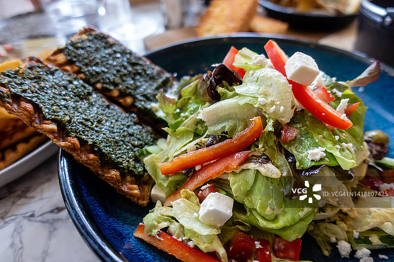 搭配绿色酱汁的希腊沙拉吐司图片素材