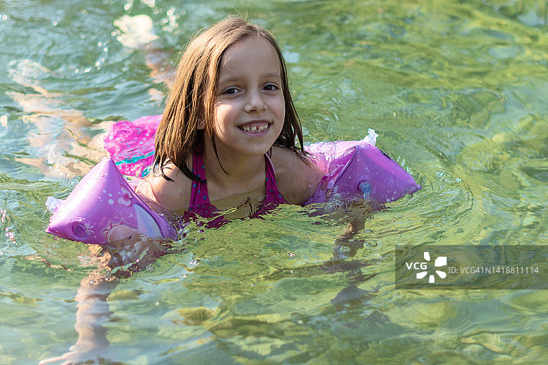 在河里游泳的儿童图片素材