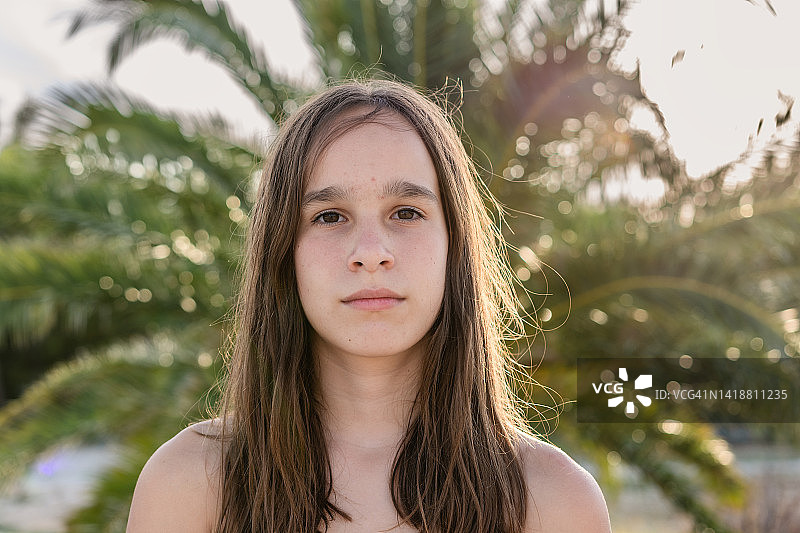 手持棕榈叶的女孩肖像图片素材