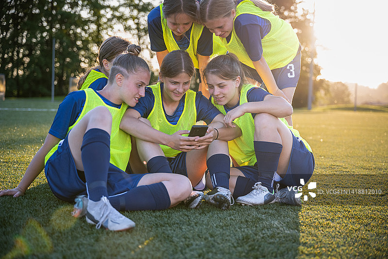 赛后放松的女足球运动员图片素材