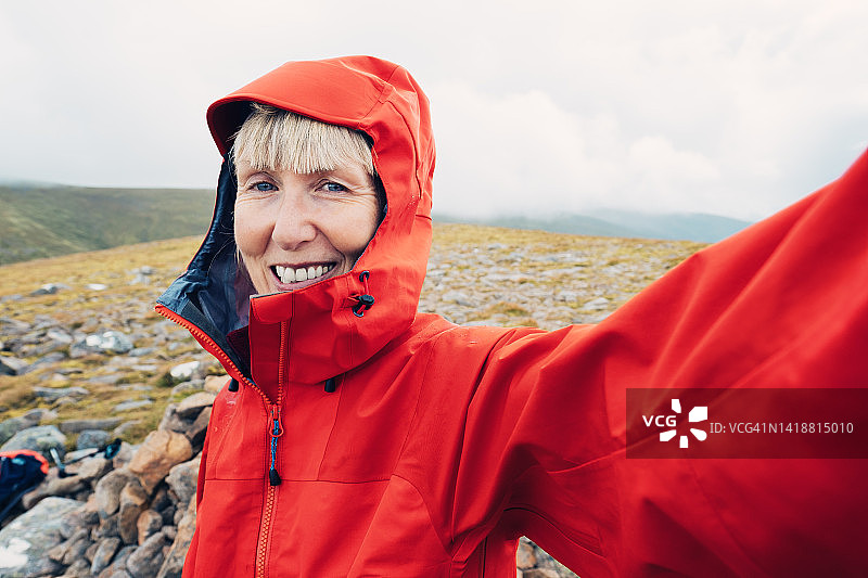 雨中山顶自拍图片素材