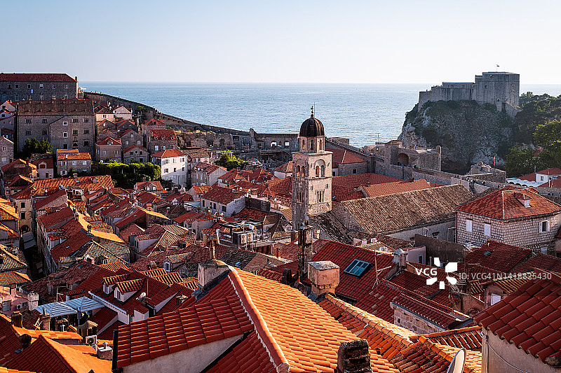 克罗地亚杜布罗夫尼克老城区的屋顶、方济会教堂和修道院图片素材