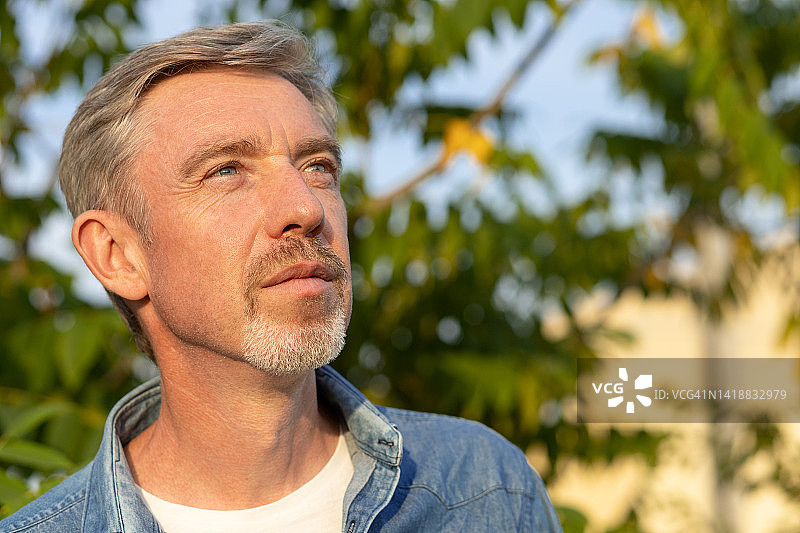户外：蓝色衬衫50岁络腮胡男子特写图片素材