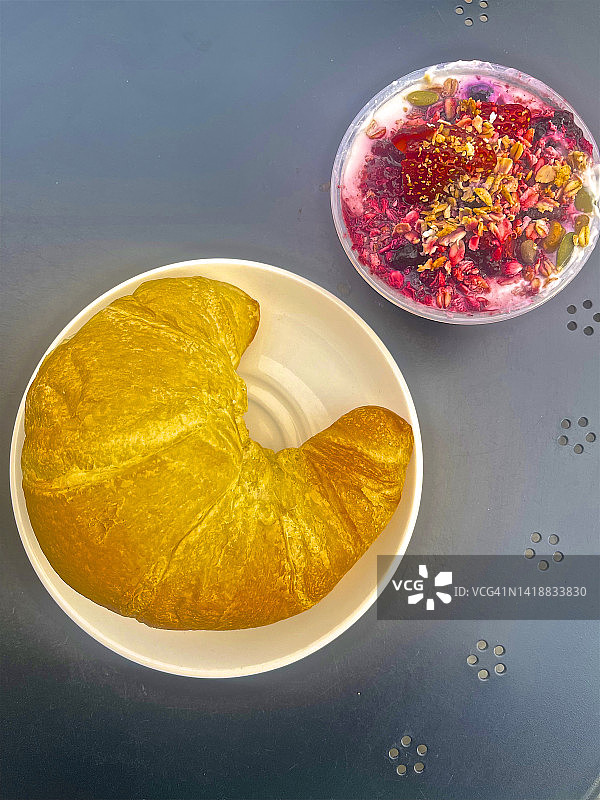 牛角包和酸奶芭菲早餐图片素材