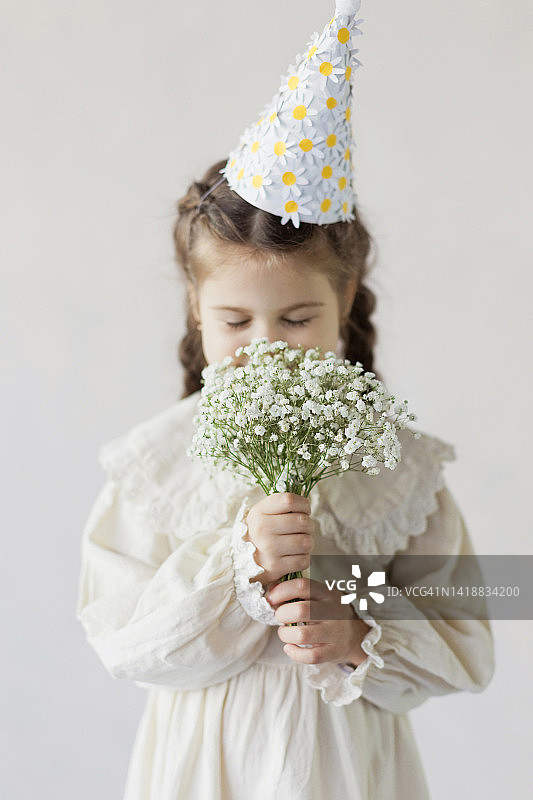 白色背景上的连衣裙女孩图片素材