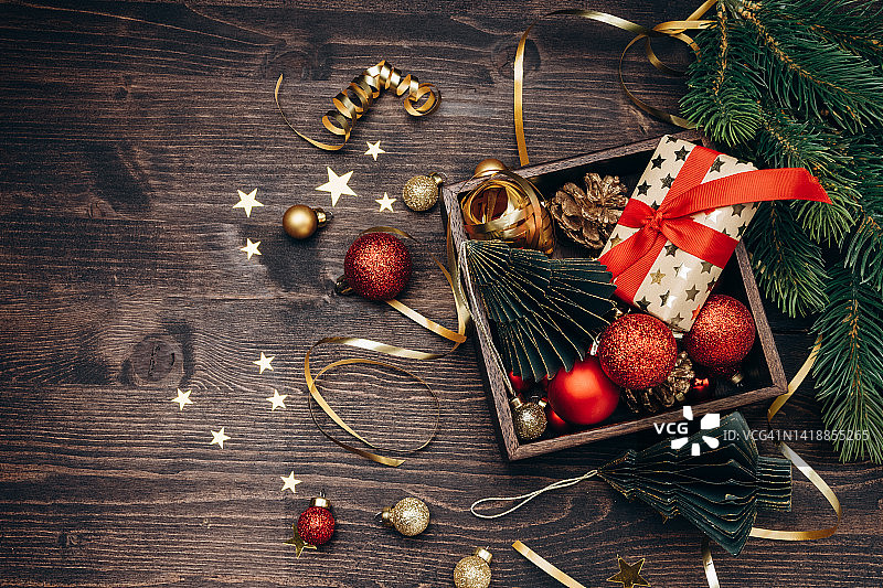 2023年圣诞新年节日装饰：闪光球和圣诞树木质背景图片素材