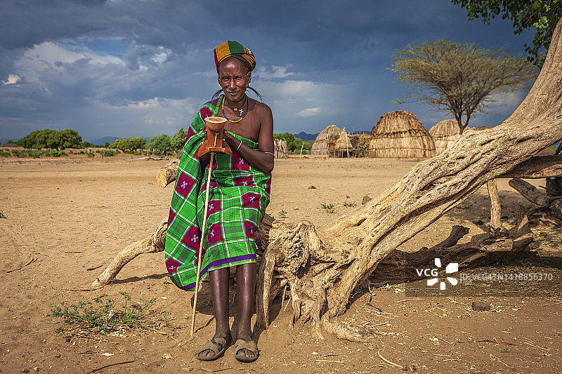 来自埃塞俄比亚埃尔博雷部落的老人肖像图片素材