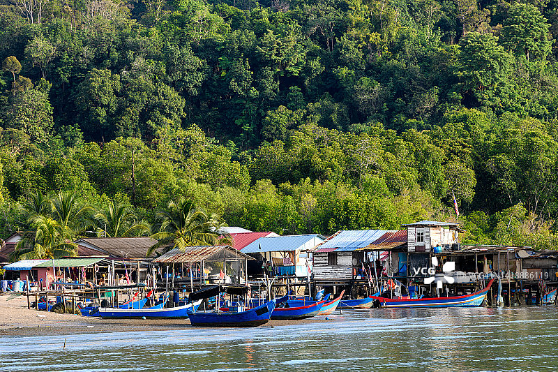 渔村里的传统彩色渔船和房屋图片素材