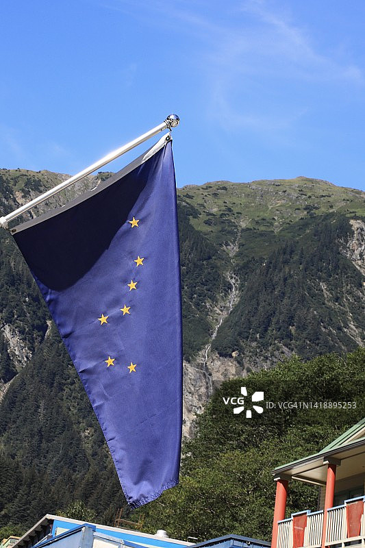 阿拉斯加州旗在城镇中悬挂图片素材