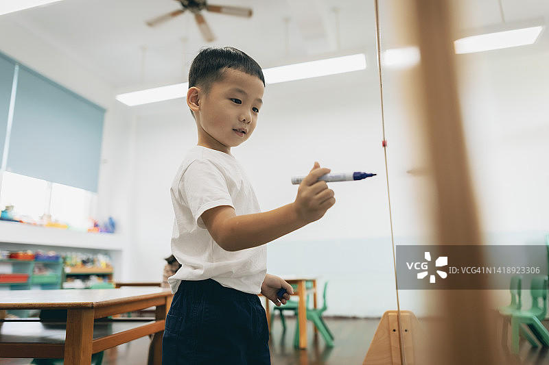 孩子们在白板上写字图片素材