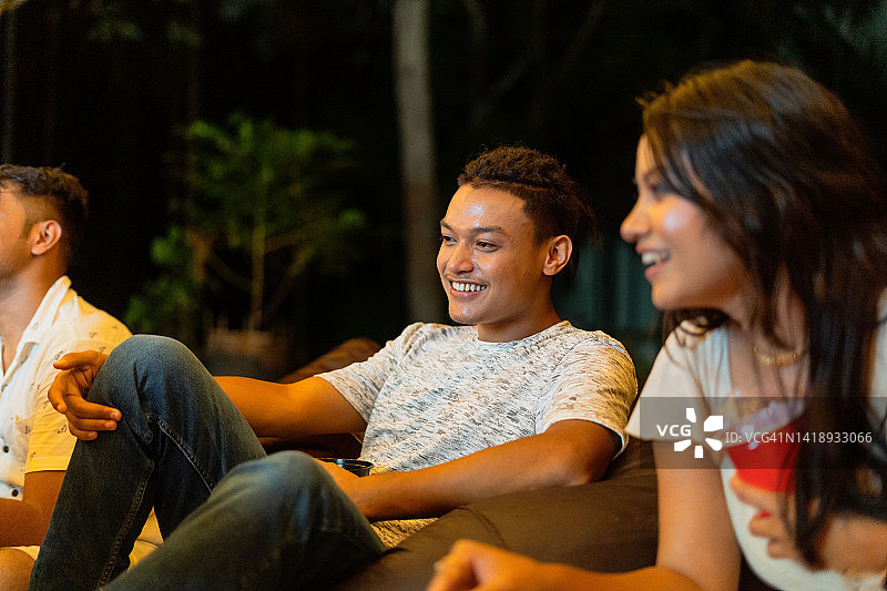 一群年轻朋友在户外聚会图片素材