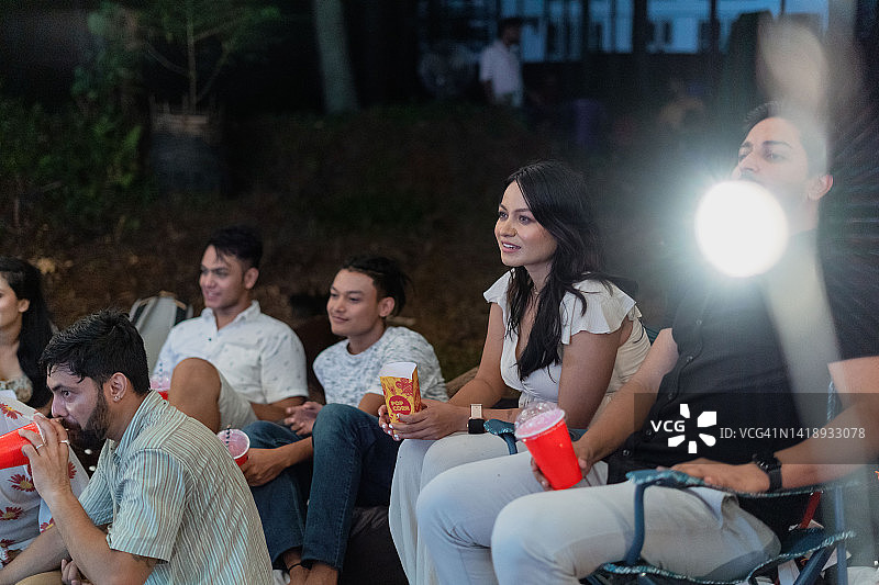 一群年轻朋友在户外聚会图片素材