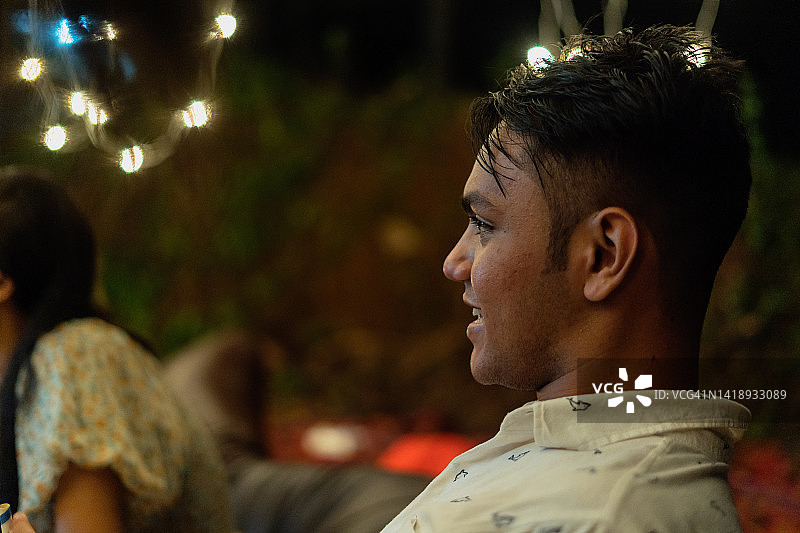 一群年轻朋友在户外聚会图片素材