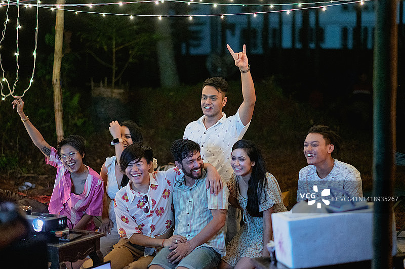 一群年轻朋友在户外聚会图片素材