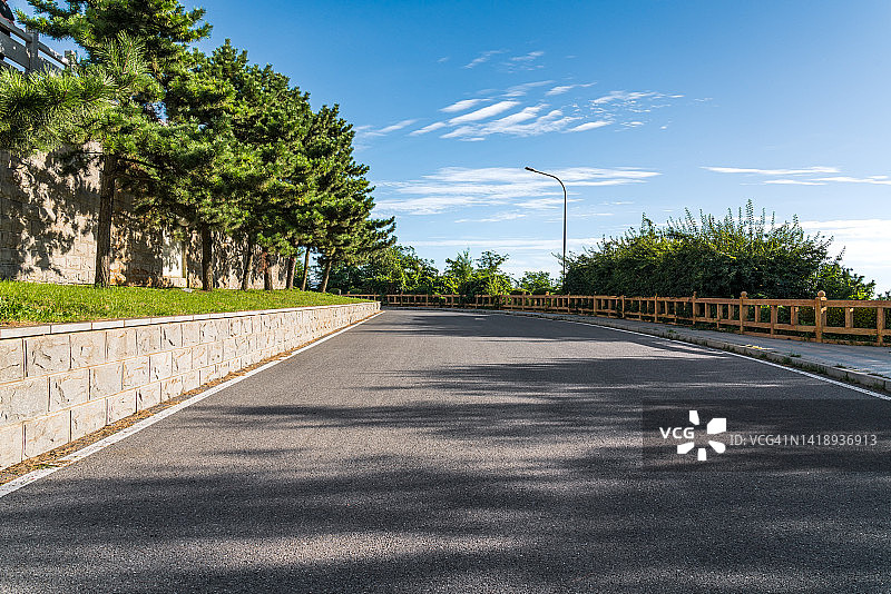 公共广场上的步行道图片素材