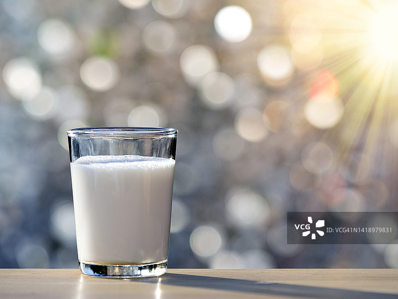 阳光照射下的一杯牛奶图片素材