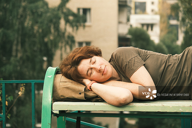 女人睡在长椅上图片素材