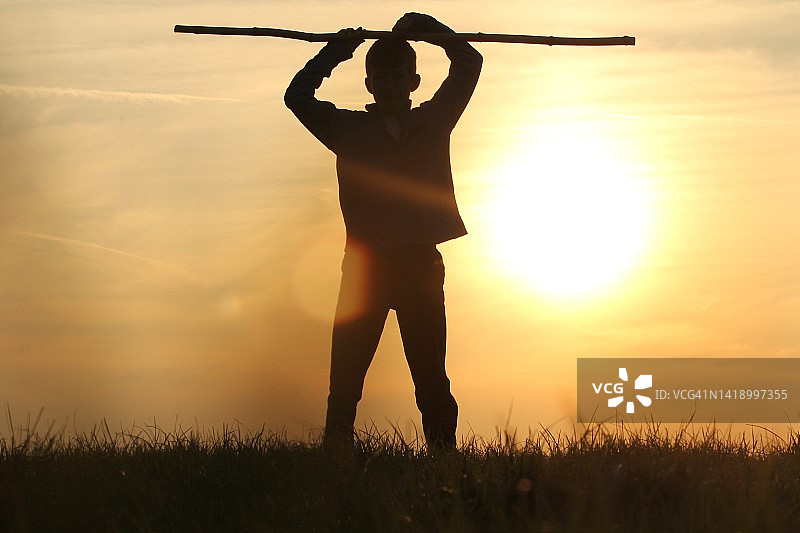 男孩在户外玩耍的轮廓图片素材