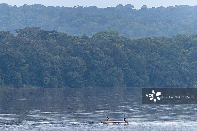 巴阿卡族男人在钓鱼图片素材