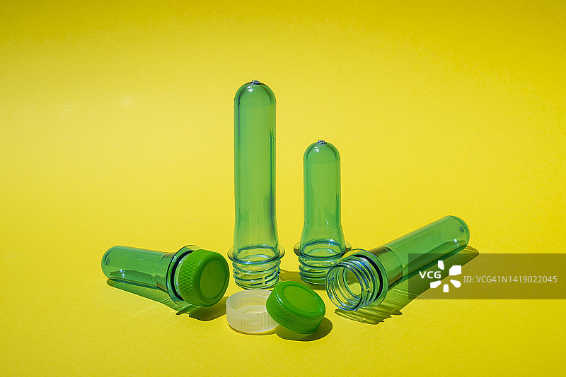 PET塑料瓶的生产预制件图片素材