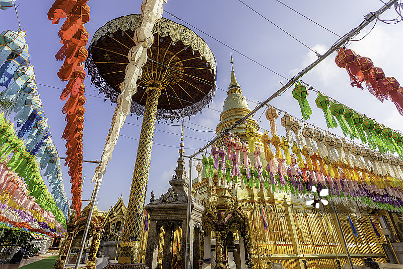泰国南奔府哈里蓬猜寺水灯节的彩色灯笼节图片素材