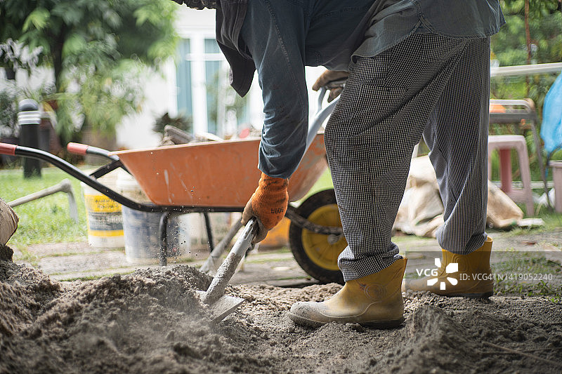 亚洲工人在工地搅拌水泥图片素材