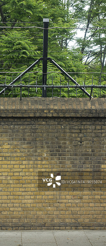 白金汉宫安保与砖墙图片素材