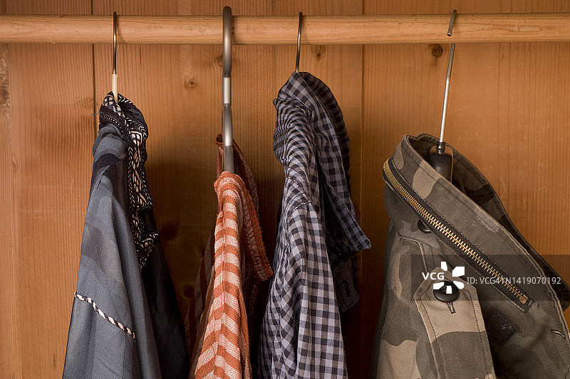 橱柜上凌乱的衣服图片素材