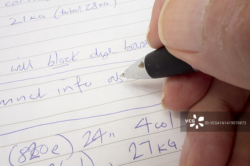 男人用圆珠笔写作图片素材