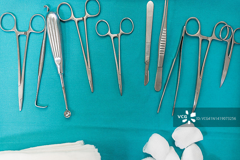 急诊室桌子上的医疗设备图片素材